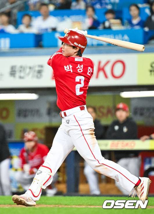 [OSEN=대구, 민경훈 기자] 21일 오후 대구삼성라이온즈파크 ‘2026 신한 SOL Bank KBO리그' 삼성 라이온즈와 SSG 랜더스와 경기가 열렸다.이날 삼성은 최원태를, SSG는 베니지아노를 선발투수로 내세웠다.4회초 1사 주자 2,3루 SSG 박성한이 우익수 희생플라이로 동점 1타점을 올리고 있다. 2026.04.21 / rumi@osen.co.kr