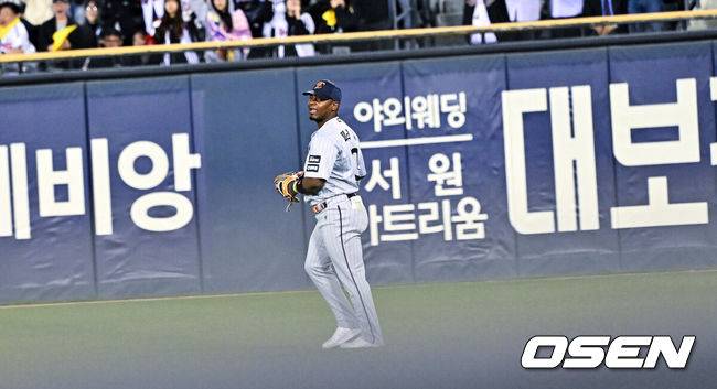 [OSEN=잠실, 박준형 기자] 21일 오후 서울 잠실구장에서 2026 신한 SOL KBO리그 LG 트윈스와 한화 이글스의 경기가 진행됐다.이날 LG는 송승기를, 한화는 문동주를 선발투수로 내세웠다.7회말 2사 2루 LG 오스틴의 역전 1타점 적시타때 한화 페라자가 타구를 놓친뒤 아쉬워하고 있다.   2026.04.21 / soul1014@osen.co.kr