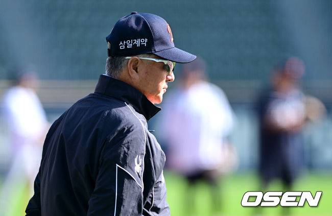 [OSEN=잠실, 최규한 기자] 22일 서울 잠실야구장에서 ‘2026 신한 SOL KBO리그’ LG 트윈스와 한화 이글스의 경기가 열린다.홈팀 LG는 라클란 웰스, 방문팀 한화는 왕옌청을 선발로 내세운다. 경기를 앞두고 진행된 훈련에서 한화 김경문 감독이 선수들의 훈련을 주시하고 있다. 2026.04.22 / dreamer@osen.co.kr