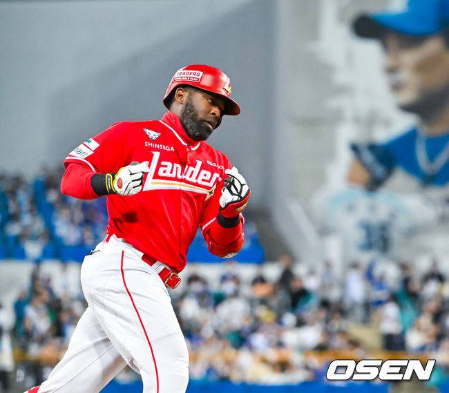 [OSEN=대구, 민경훈 기자] 22일 오후 대구삼성라이온즈파크 ‘2026 신한 SOL Bank KBO리그' 삼성 라이온즈와 SSG 랜더스와 경기가 열릴 예정인 가운데 경기 전 그라운드 훈련이 진행됐다.이날 삼성은 후라도를, SSG는 최민준을 선발투수로 내세운다.4회말 1사 SSG 에레디아가 좌월 선취 솔로 홈런을 때린 후 그라운드를 돌고 있다. 2026.04.22 / rumi@osen.co.kr