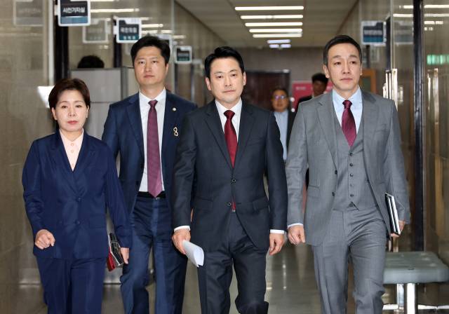 ▲미국 방문 일정을 마친 뒤 20일 새벽에 귀국한 국민의힘 장동혁 대표(오른쪽 두 번째)가 국회에서 열린 최고위원회의에 참석하기 위해 입장하고 있다. 오른쪽부터 김민수 최고위원, 장 대표, 우재준 청년최고위원, 양향자 최고위원. ⓒ연합뉴스