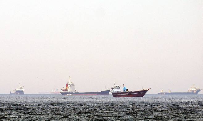 지난 20일 호르무즈 해협이 열리기를 기다리며 대기 중인 선박들이 오만 해안 너머로 보이고 있다.&nbsp;무산담=로이터연합