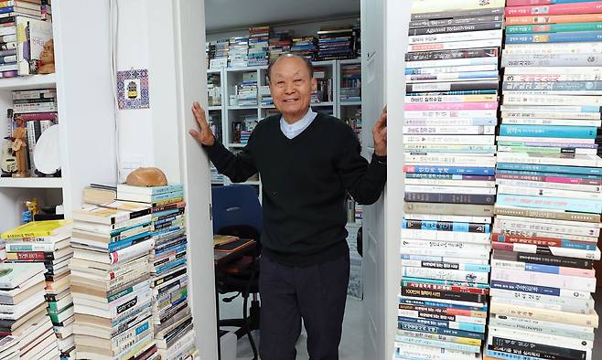 최진용 전 인천문화재단 대표가 지난 16일 서울 강북구 수유동 자택 책더미에 쌓여 그의 책 사랑, 책을 모으게 된 경위와 많은 책을 활용할 방안에 관해 이야기하고 있다. 최 전 대표는 “제게 친구들이 ‘집에는 책이 가득, 앞마당에는 꽃이 가득, 밖에 나오면 친구가 가득하니 부러운 인생’이라고 말한다”며 활짝 웃었다.&nbsp;남정탁 기자