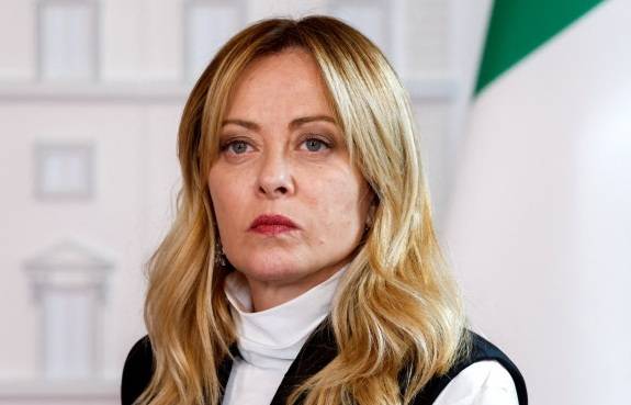 조르자 멜로니 이탈리아 총리가 지난 20일(현지시간) 로마를 방문한&nbsp;윌리엄 루토 케냐 대통령과의 공동 기자회견 시작에 앞서 깊은 상념에 잠겨 있다. 로이터연합뉴스