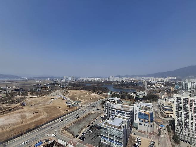충북 충주시가 지난해 호암동 우미린 아파트에 설치한&nbsp;‘재난 모니터링 CCTV’에 시내 전역이 포착되고 있다. 충주시 제공
