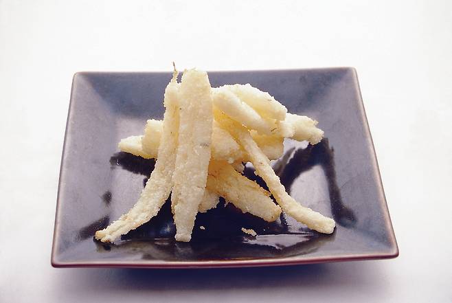 도자리를 기름에 튀기면 쓴맛은 줄고 바삭한 식감과 고소한 풍미가 더해져 아이들 간식은 물론 맥주 안주로도 어울린다.&nbsp;클립아트코리아 제공