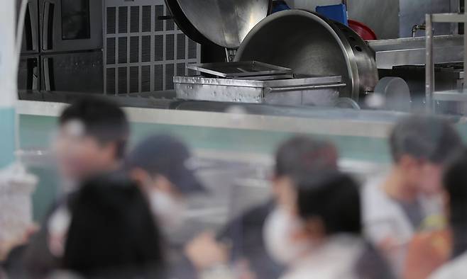 학대 등으로 가정에서 감호위탁을 못 받는 촉법소년이 머무는 청소년회복지원시설의 과밀 상태가 이어지고 있다. 사진은 급식실에서 점심 먹고 있는 초등학생들 모습. 연합뉴스