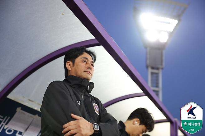 FC안양 유병훈 감독이 22일 안양종합운동장에서 열린 K리그1 2026 9라운드 울산 HD전에서 경기를 지켜보고 있다. 안양은 전반 초반 선제골로 앞서갔으나, 후반 울산 허율에게 동점골을 내주며 1-1 무승부에 그쳤다. 프로축구연맹 제공