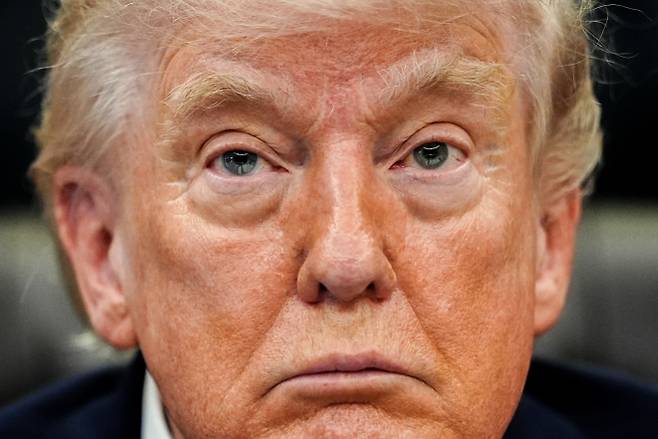 도널드 트럼프 미국 대통령이 2026년 4월 18일(현지시간) 워싱턴 백악관 오벌오피스에서 발언하고 있다. AP뉴시스