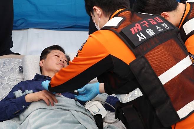 전북지사 경선 관련 당의 재감찰 등을 요구하며 12일째 단식농성을 이어오던 안호영 더불어민주당 의원이 22일 서울 여의도 국회 천막농성장에서 병원으로 이송되기 전 구급대원에게 진찰을 받고 있다. 2026.04.22. 뉴시스