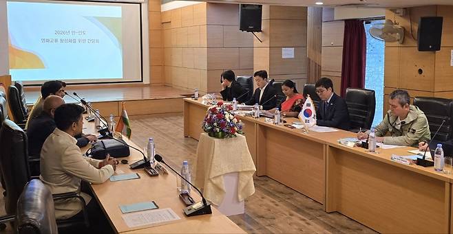 최휘영 문체부 장관이 21일 인도 뉴델리 주인도한국문화원에서 한국과 인도의 영화산업 주요 인사들을 만나 양국 영화산업 교류 활성화 방안을 논의하고 있다. 사진 제공=문체부