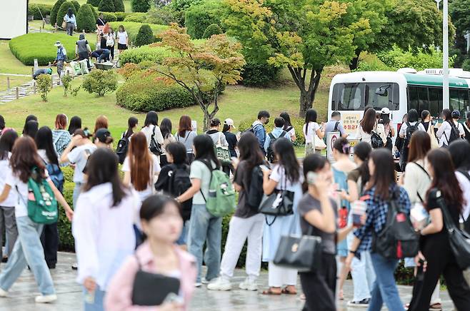 서울 시내 한 대학교 교정이 학생들로 붐비고 있다. 뉴스1