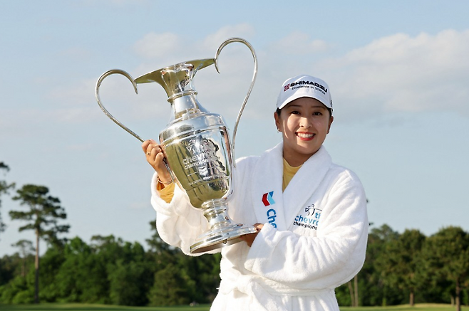 사이고 마오(일본)가 지난해 셰브론 챔피언십 우승 후 트로피를 들고 포즈를 취하고 있다. AFP연합뉴스