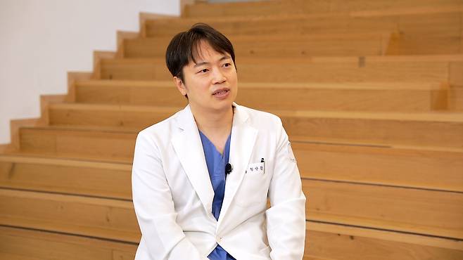 바른세상병원 척추클리닉 정상원 원장은 서울경제TV ‘지금 명의’에 출연해  “다리에 힘이 빠지는 증상이 생기면 반드시 병원에 가서 진단을 받아야 한다”며 “자신의 몸 상태에 맞는 치료와 생활습관을 꾸준히 이어가는 것이 건강한 척추를 지키는 가장 확실한 방법”이라고 말했다. / 서울경제TV ‘지금 명의’ 캡처