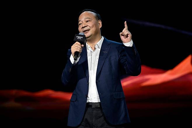 쩡위췬 CATL 회장 겸 최고경영자(CEO)가 지난 21일 베이징에서 열린 슈퍼 테크데이에서 비전을 발표하고 있다. AFP연합뉴스