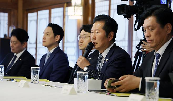 정청래 더불어민주당 대표가  22일 서울 삼청동 총리공관에서 열린 고위당정협의회에서 발언하고 있다. 연합뉴스