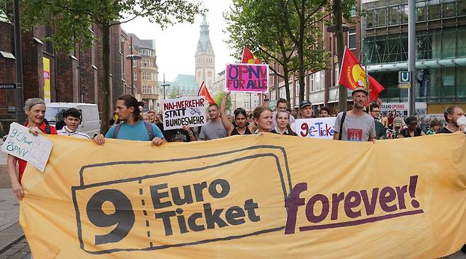 2022년 8월 독일 함부르크에서 ‘9유로 티켓 영원히’라는 현수막을 든 참가자들이 대중교통 요금을 영구적으로 저렴하게 유지할 것을 촉구했다. ⓒDPA