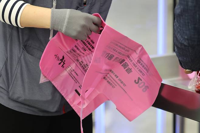 중동전쟁 이후 종량제 쓰레기봉투 품귀 현상이 일어나기도 했다. ⓒ연합뉴스