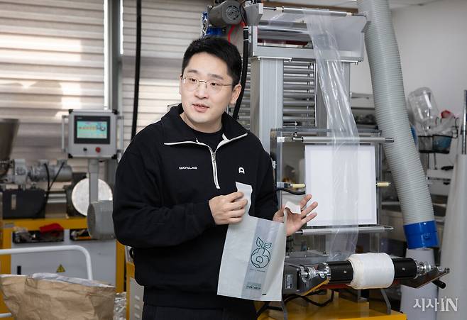 이주봉 더데이원랩 대표가 나프타 대체 물질로 만드는 친환경 비닐봉투에 대해 설명하고 있다. ⓒ김흥구