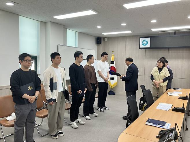 곽기두 남해군보건소장이 신규·전입 공중보건의사들에게 임명장을 수여하고 있다. ⓒ남해군 제공