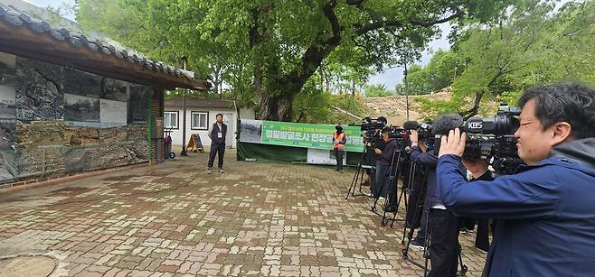 대구 달성 발굴을 주관하는 (재)대동문화유산연구원 관계자가 20일 달성 남측 성벽 발굴조사 결과에 대한 현장 공개 설명회를 진행하고 있다. ⓒ시사저널 김성영