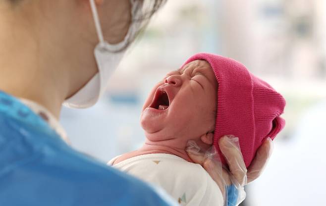 지난 3월26일 경기도 고양시 CHA의과학대학교 일산차병원 신생아실에서 간호사가 신생아를 돌보고 있다. ⓒ연합뉴스