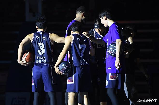KCC가 PO 들어 막강한 베스트5의 힘을 발휘하고 있다. 허웅, 숀 롱, 허훈, 최존용, 송교창(왼쪽부터) 사진제공｜KBL