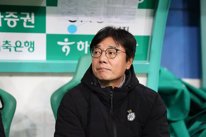 대전하나 황선홍 감독이 22일 대전월드컵경기장서 열린 제주와 홈경기 도중 그라운드를 바라보고 있다. 사진제공｜한국프로축구연맹