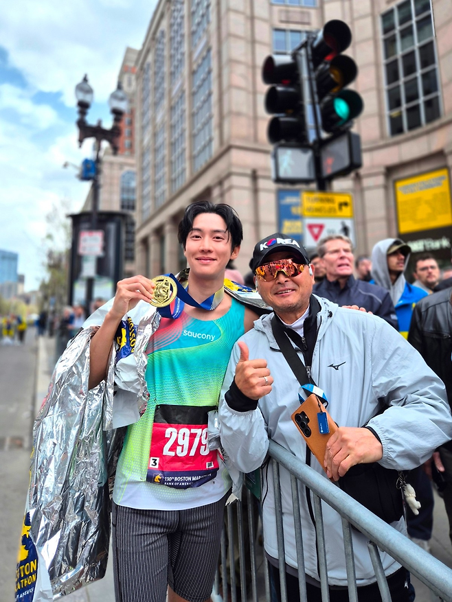 권화운이 21일 제130회 보스턴 마라톤 대회에서 국민 마라토너 이봉주의 현장 응원을 받으며 2시간 44분 42초 기록으로 완주했다. 동서남북 제공