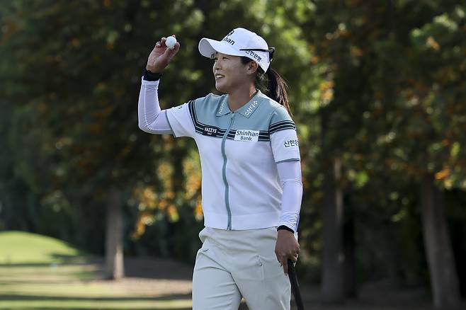 임진희가 지난 20일 미국 캘리포니아주 LA의 엘카바예로CC에서 열린 JM 이글 LA 챔피언십 최종 라운드 도중 16번 홀에서 이글을 한 뒤 공을 들어올리며 관중들에게 인사하고 있다. 게티이미지코리아