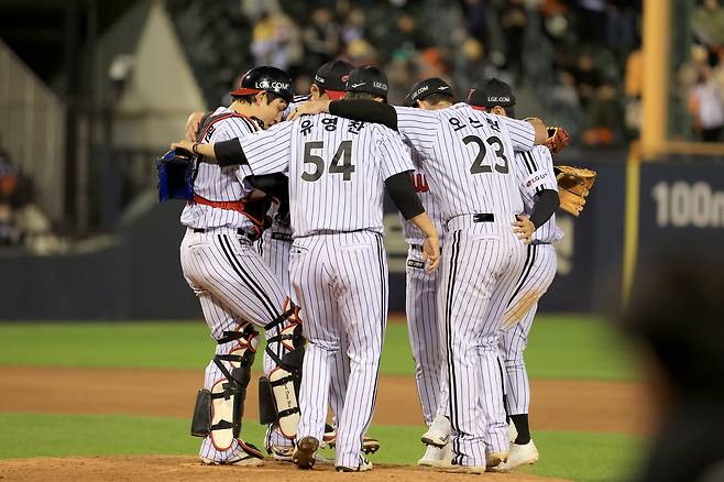LG 선수들이 21일 잠실 한화전 6-5 승리 후 기뻐하고 있다. LG 트윈스 제공