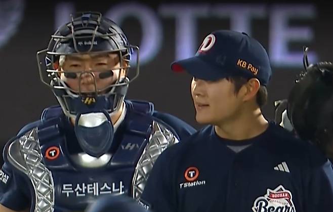 승리 후 이야기를 나누는 두산 포수 양의지(왼쪽)와 마무리 투수 김택연. /사진=중계 화면 캡처