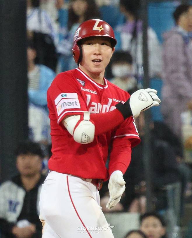 SSG 랜더스 박성한이 21일 대구 삼성라이온즈파크에서 열린 삼성 라이온즈와 2026 신한 SOL KBO리그 방문경기에서 연장 10회초 2사 2루에서 결승 적시타를 날리고 기뻐하고 있다. /사진=김진경 대기자