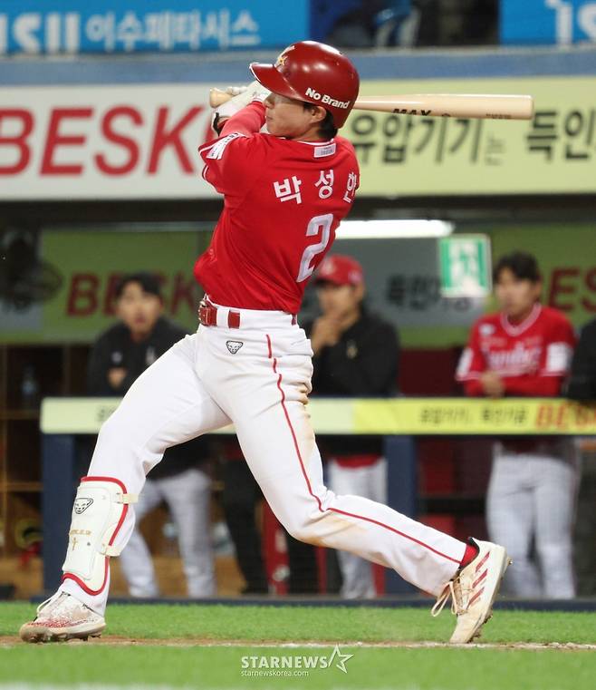SSG 랜더스 박성한이 21일 대구 삼성라이온즈파크에서 열린 삼성 라이온즈와 2026 신한 SOL KBO리그 방문경기에서 7회초 무사에서 우중간 안타를 날리고 있다. /사진=김진경 대기자