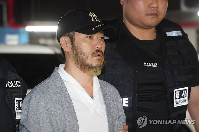 경찰청으로 압송된 박왕열 (의정부=연합뉴스) 임병식 기자 = 3월 25일 오전 경기도 의정부시 경기북부경찰청에서 박왕열이 압송되고 있다. 2026.3.25 andphotodo@yna.co.kr