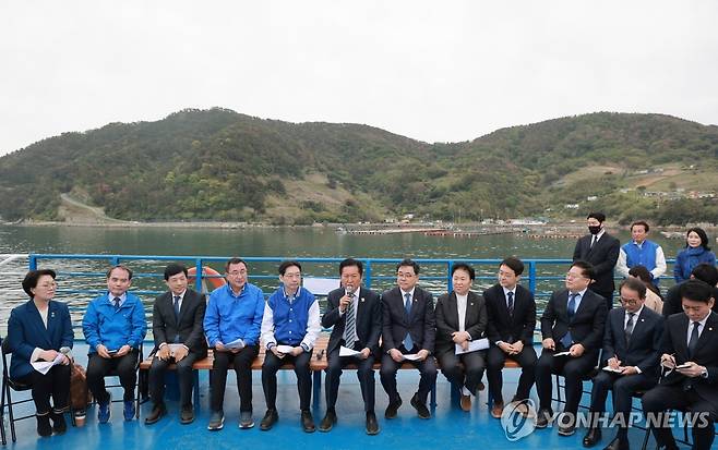 여객선에서 열린 민주당 선상 최고위원회의 (통영=연합뉴스) 신현우 기자 = 더불어민주당 정청래 대표가 22일 경남 통영시 욕지도에서 탑승한 여객선에서 열린 선상 최고위원회의에 참석해 발언하고 있다. 2026.4.22 nowwego@yna.co.kr