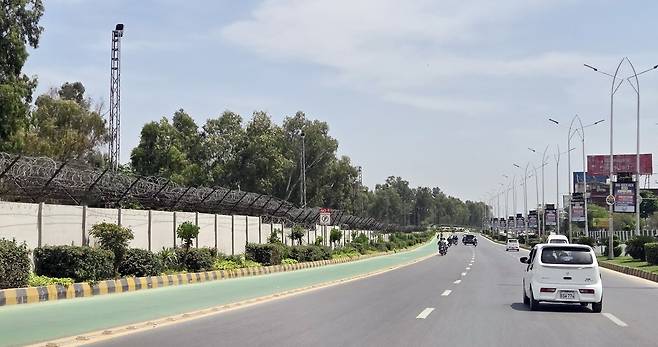 파키스탄 누르 칸 공군기지 담장 (라왈핀디[파키스탄]=연합뉴스) 손현규 특파원 = 미국과 이란의 2차 종전 회담이 열릴지 불확실한 가운데 지난 21일(현지시간) 오후 파키스탄 펀자브주 라왈핀디에 있는 누르 칸 공군기지 주변에 담장이 둘러쳐져 있다. 2026.4.22