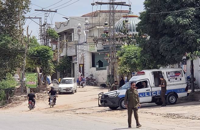 경찰 배치된 파키스탄 공군기지 인근 주택가 (라왈핀디[파키스탄]=연합뉴스) 손현규 특파원 = 미국과 이란의 2차 종전 회담이 열릴지 불확실한 가운데 지난 21일(현지시간) 오후 파키스탄 펀자브주 라왈핀디에 있는 누르 칸 공군기지 인근 주택가에 경찰차가 배치돼 있다. 2026.4.22