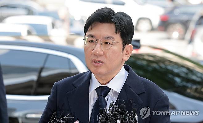 '부정거래 의혹' 방시혁 의장, 경찰 출석 (서울=연합뉴스) 김인철 기자 = 기업공개(IPO)를 앞두고 투자자들을 속여 지분을 팔게 한 의혹을 받는 방시혁 하이브 의장이 15일 서울 마포구 서울경찰청 금융범죄수사대에 피의자 신분으로 출석하며 취재진 질문에 답하고 있다. 2025.9.15 yatoya@yna.co.kr