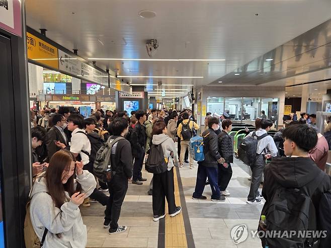 일본 혼슈 동쪽 해역에서 발생한 규모 7.7 지진 여파에 혼잡한 센다이역 (센다이=연합뉴스) 천경환 기자 = 20일 오후 4시 52분 일본 혼슈 동쪽 해역에서 발생한 규모 7.7 지진으로 JR 동일본이 신칸센 도쿄-신아오모리 구간 등 운행을 중단했다. 사진은 이날 열차 운행 중단에 일본 센다이역 내부가 혼잡한 모습. 2026.4.20 
    kw@yna.co.k