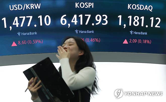 코스피·코스닥…동반 상승 (서울=연합뉴스) 김성민 기자 = 22일 서울 중구 하나은행 본점 딜링룸 현황판에 원/달러 환율, 코스피, 코스닥 지수가 표시돼 있다. 이날 코스피는 29.46포인트(0.46%)오른 6417.93으로, 코스닥 지수는 2.09포인트(0.18%) 오른 1181.12로 마감했다. 2026.4.22 ksm7976@yna.co.kr