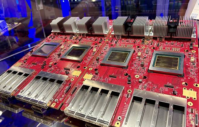 구글의 훈련 특화 8세대 AI칩 'TPU 8t' (라스베이거스=연합뉴스) 권영전 특파원 = 구글은 22일(현지시간) 미국 라스베이거스 만달레이베이 컨벤션센터에서 개최한 '구글 클라우드 넥스트' 행사에서 8세대 인공지능(AI) 칩 'TPU 8t'와 'TPU 8i'를 선보였다. 사진은 전날 사전행사에서 공개한 훈련 특화 칩 'TPU 8t'. 2026.4.22