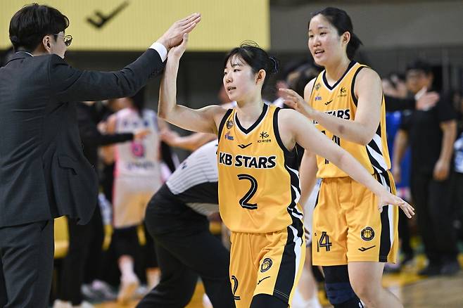 하이파이브하는 김완수 감독과 허예은 [WKBL 제공. 재판매 및 DB 금지]