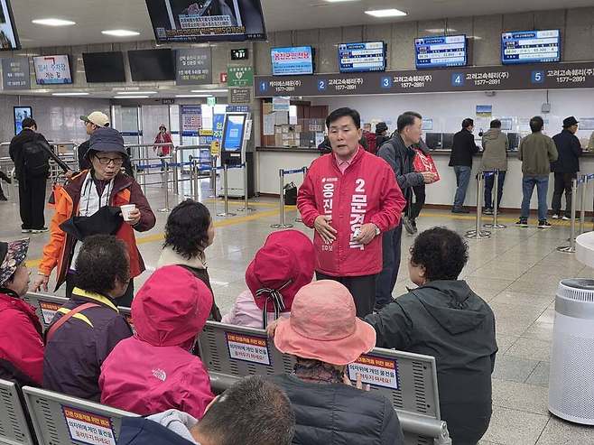 ▲ 23일 문경복 국민의힘 옹진군수 예비후보가 중구 인천항연안여객터미널에서 선거운동을 진행했다. /사진제공=문경복 예비후보 캠프