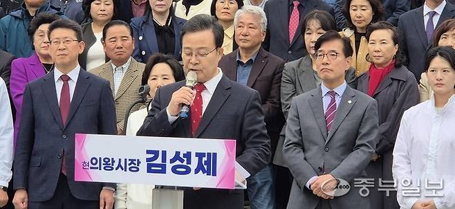 지난 22일 김성제 의왕시장 후보가 기자회견을 갖는 모습. 김명철기자