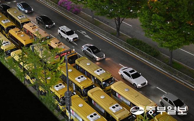 지난 22일 오후 10시께 안양시 동안구 학원가 일대에 3개 차선에 걸쳐 무단주차된 학원 차량들로 인해 다른 차량들이 정체를 겪는 모습. 김경민기자