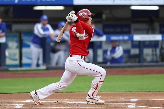 박성한은 지난 21일 대구 삼성 라이온즈전에서 안타를 추가하며 개막 후 19경기 연속 안타를 기록했다.