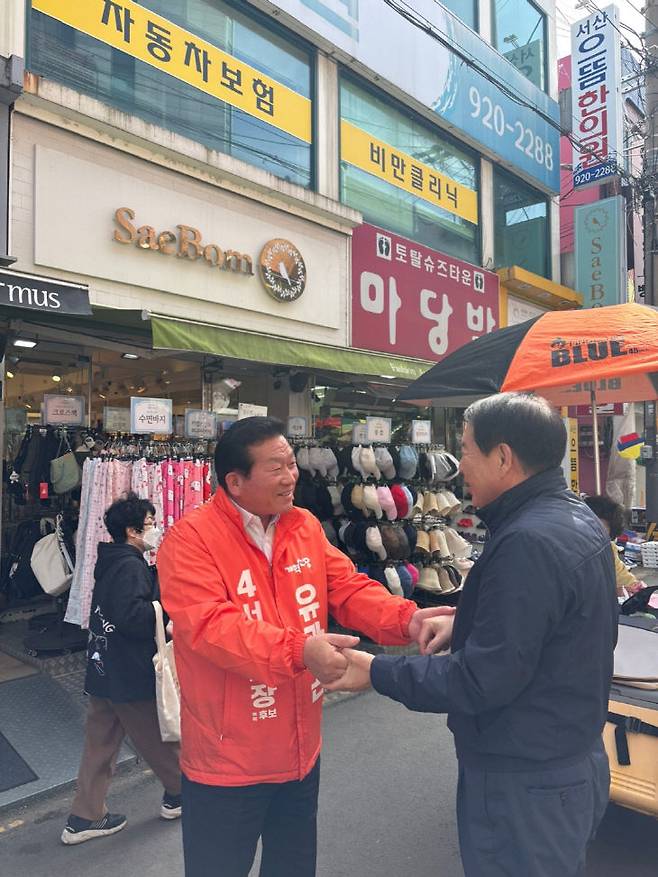 유관곤 개혁신당 서산시장 예비 후보는 22일 원도심 공동화 해소를 위한 '5대 플랫폼 구축' 공약을 발표하며 지역경제 활성화 구상을 제시했다.(사진=유관곤 개혁신장 서산시장 예비후보 제공)