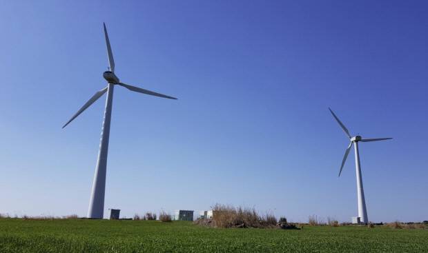 걷다가 마주하는 풍력발전기.    <제주일보 DB>