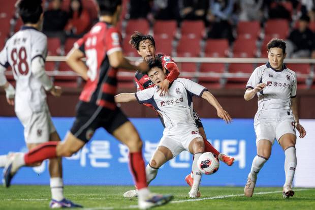 광주FC의 강희수가 지난 22일 포항스틸러스와의 원정경기에서 포항 니시야 켄토와 볼경합을 하고 있다.  <한국프로축구연맹 제공>